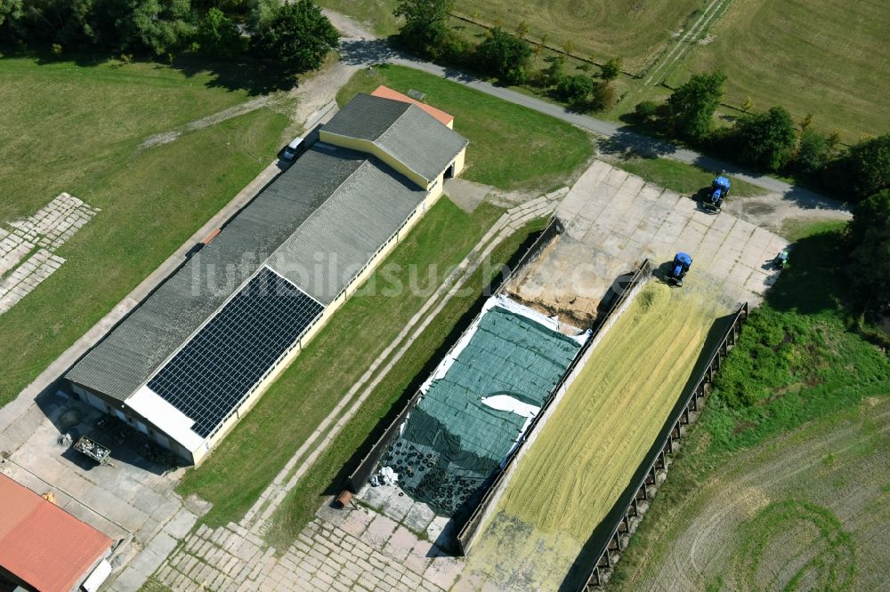 Stendal von oben - Gehöft eines Bauernhofes am Rand von bestellten Feldern in Stendal im Bundesland Sachsen-Anhalt