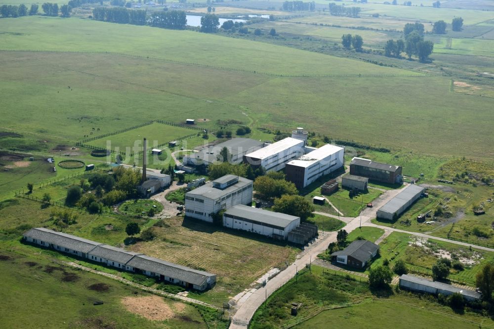 Teufelshof von oben - Gehöft eines Bauernhofes am Rand von bestellten Feldern in Teufelshof im Bundesland Brandenburg