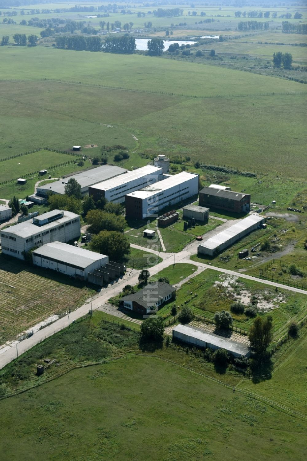 Teufelshof aus der Vogelperspektive: Gehöft eines Bauernhofes am Rand von bestellten Feldern in Teufelshof im Bundesland Brandenburg