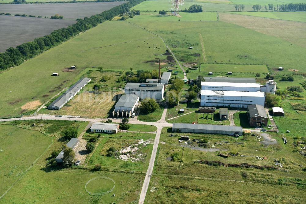 Luftbild Teufelshof - Gehöft eines Bauernhofes am Rand von bestellten Feldern in Teufelshof im Bundesland Brandenburg