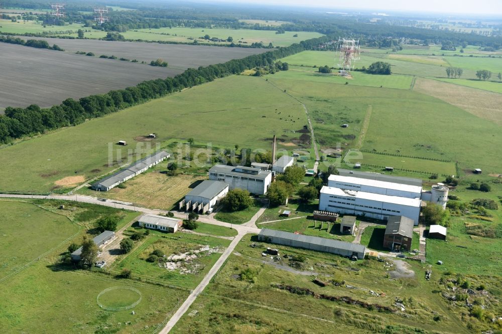 Luftaufnahme Teufelshof - Gehöft eines Bauernhofes am Rand von bestellten Feldern in Teufelshof im Bundesland Brandenburg