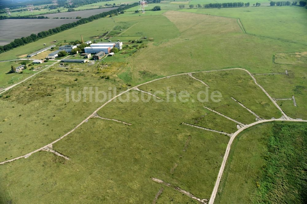 Nauen von oben - Gehöft eines Bauernhofes am Rand von bestellten Feldern in Teufelshof im Bundesland Brandenburg