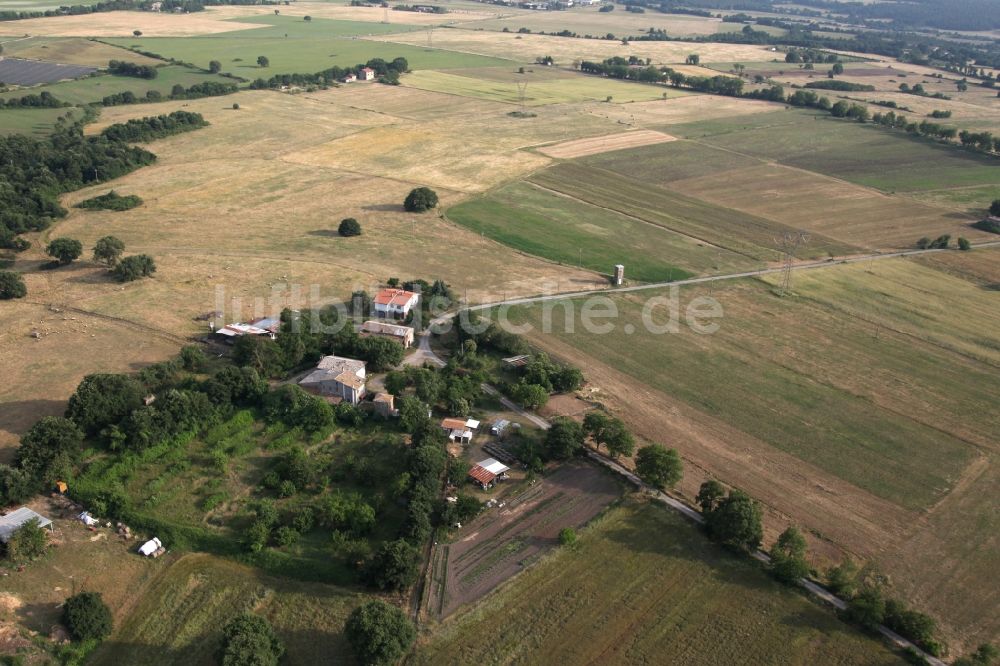 Torre Alfina von oben - Gehöft eines Bauernhofes am Rand von bestellten Feldern in Torre Alfina in Italien