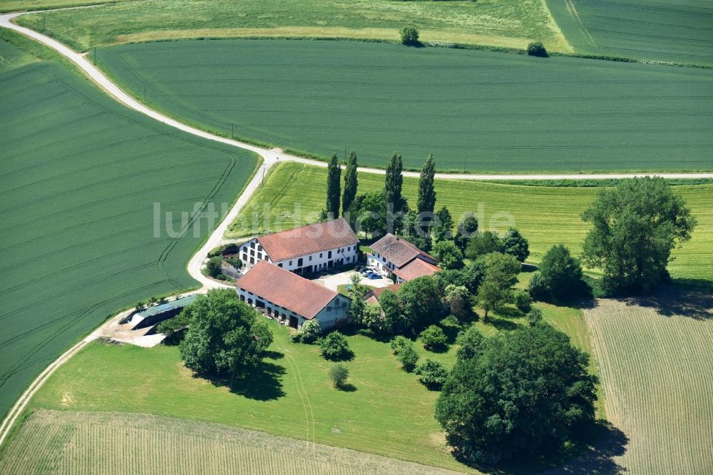 Velden von oben - Gehöft eines Bauernhofes am Rand von bestellten Feldern in Velden im Bundesland Bayern, Deutschland