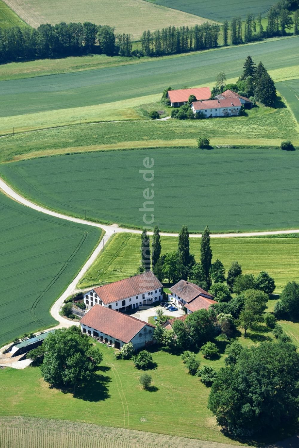 Velden aus der Vogelperspektive: Gehöft eines Bauernhofes am Rand von bestellten Feldern in Velden im Bundesland Bayern, Deutschland