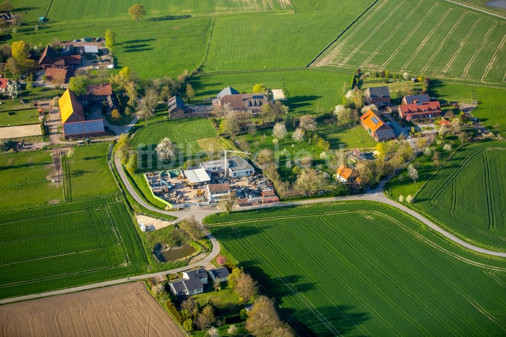 Hamm aus der Vogelperspektive: Gehöft eines Bauernhofes am Rand von bestellten Feldern und Wohnsiedlung im Ortsteil Frielick im Norden von Hamm im Bundesland Nordrhein-Westfalen