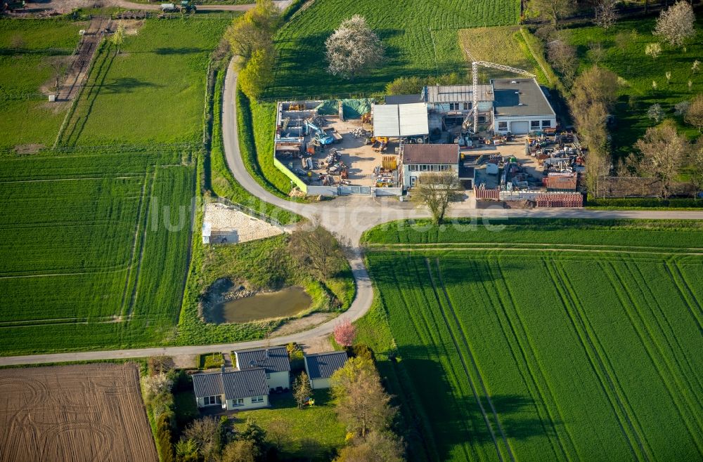 Luftbild Hamm - Gehöft eines Bauernhofes am Rand von bestellten Feldern und Wohnsiedlung im Ortsteil Frielick im Norden von Hamm im Bundesland Nordrhein-Westfalen