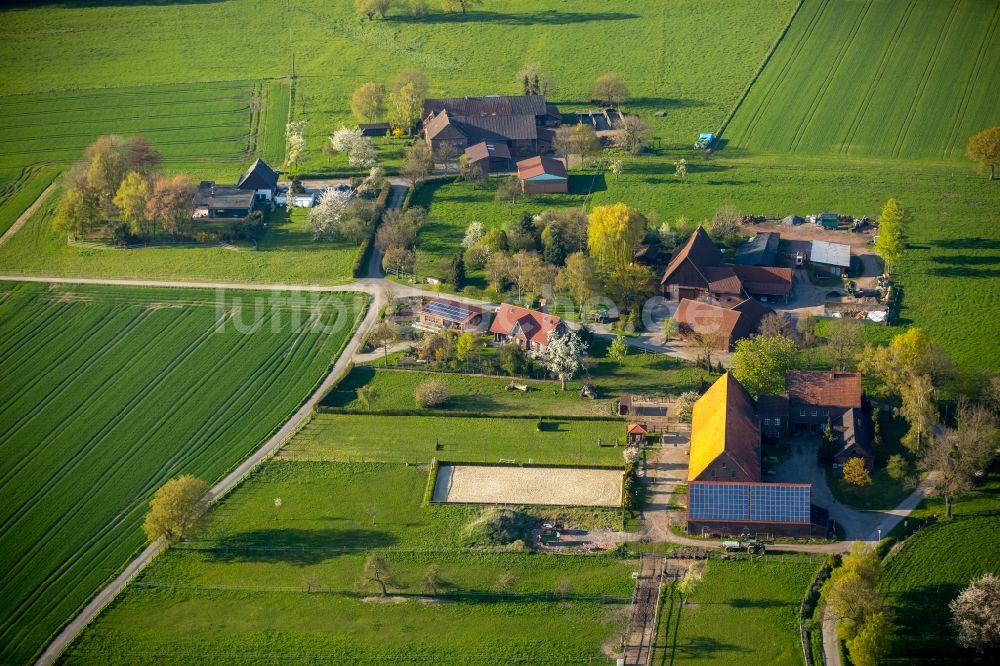 Luftaufnahme Hamm - Gehöft eines Bauernhofes am Rand von bestellten Feldern und Wohnsiedlung im Ortsteil Frielick im Norden von Hamm im Bundesland Nordrhein-Westfalen