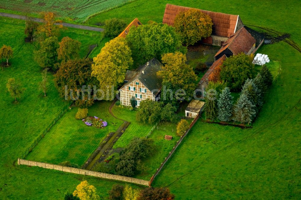 Hamm von oben - Gehöft eines Bauernhofes am Rand von herbstlichen Feldern an der Dortmunder Straße im Stadtteil Herringen in Hamm im Bundesland Nordrhein-Westfalen