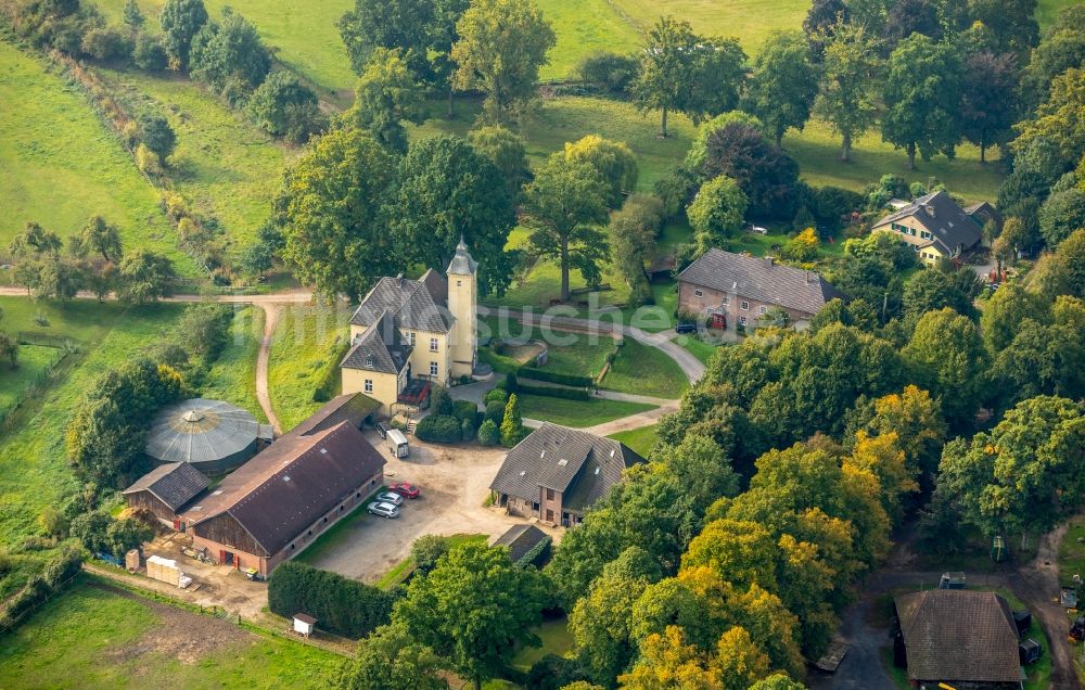 Luftaufnahme Hünxe - Gehöft eines Bauernhofes am Schwarzensteiner Weg in Hünxe im Bundesland Nordrhein-Westfalen, Deutschland