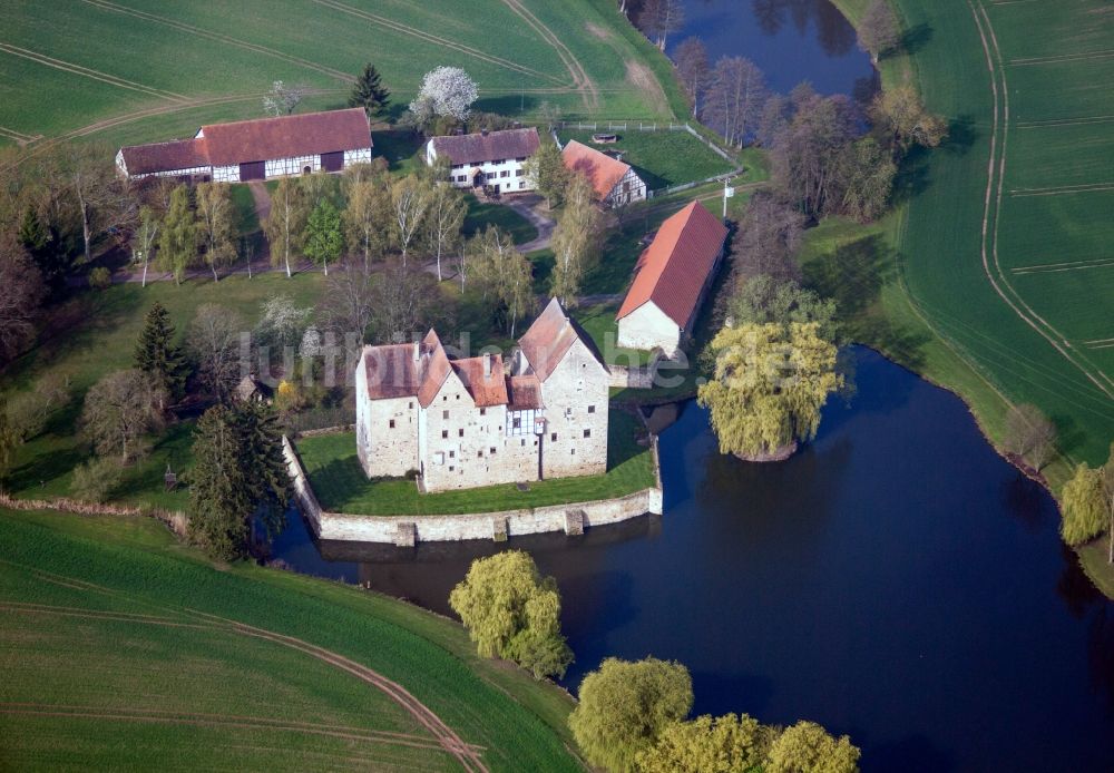 Luftbild Sulzdorf an der Lederhecke - Gehöft eines Bauernhofes mit Wassermühle am Rand von bestellten Feldern und eines Mühlteiches im Ortsteil Schwanhausen in Sulzdorf an der Lederhecke im Bundesland Bayern