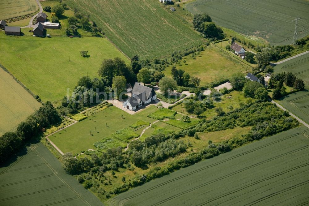 Holzwickede von oben - Gehöft eines landwirtschaftlichen Betriebes bei Holzwickede im Bundesland Nordrhein-Westfalen