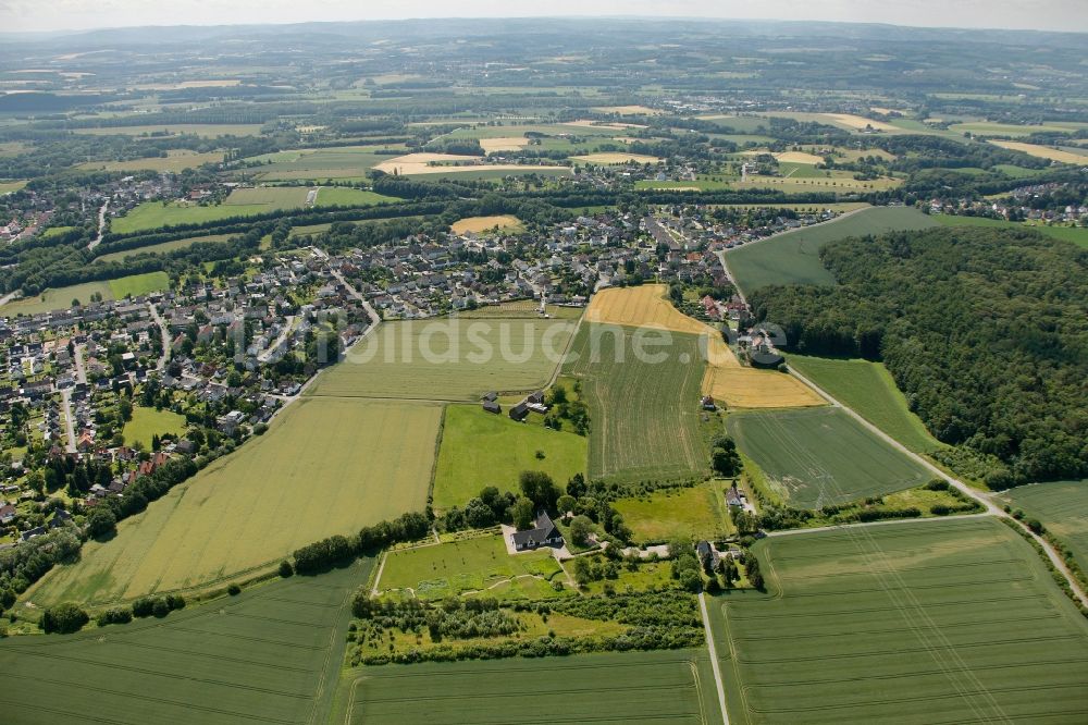 Holzwickede von oben - Gehöft eines landwirtschaftlichen Betriebes bei Holzwickede im Bundesland Nordrhein-Westfalen