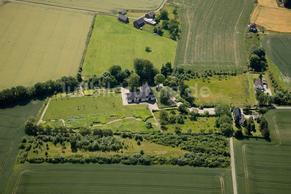 Holzwickede aus der Vogelperspektive: Gehöft eines landwirtschaftlichen Betriebes bei Holzwickede im Bundesland Nordrhein-Westfalen