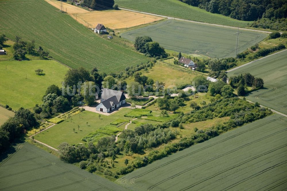 Luftaufnahme Holzwickede - Gehöft eines landwirtschaftlichen Betriebes bei Holzwickede im Bundesland Nordrhein-Westfalen