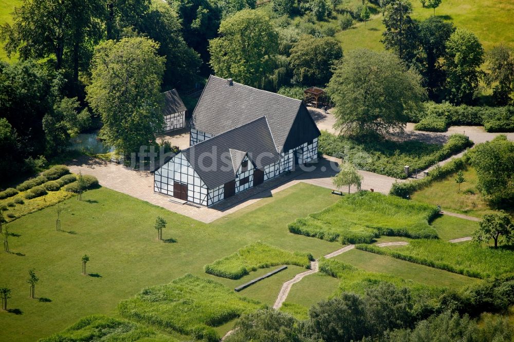 Holzwickede von oben - Gehöft eines landwirtschaftlichen Betriebes bei Holzwickede im Bundesland Nordrhein-Westfalen