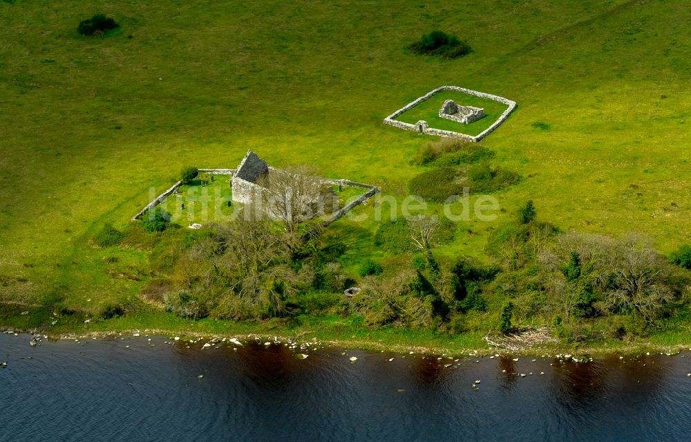 Luftaufnahme Mountshannon - Gehöft- Ruine eines Bauernhofes am Rand von bestellten Feldern in Mountshannon in Clare, Irland