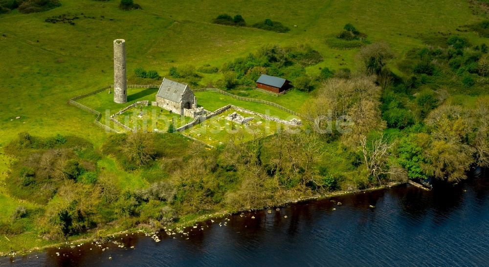 Mountshannon von oben - Gehöft- Ruine eines Bauernhofes am Rand von bestellten Feldern in Mountshannon in Clare, Irland