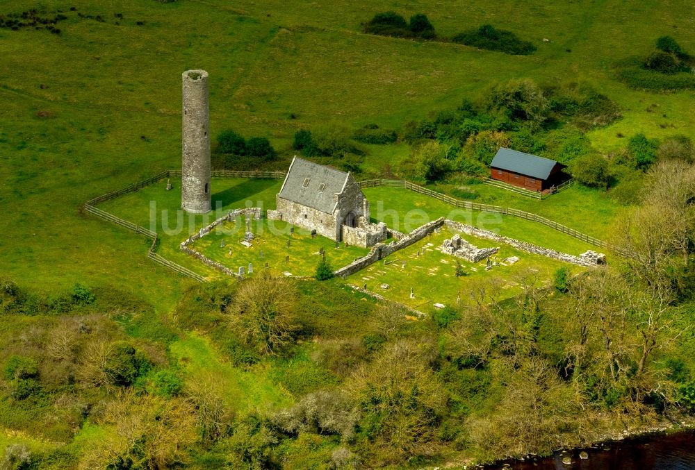 Mountshannon aus der Vogelperspektive: Gehöft- Ruine eines Bauernhofes am Rand von bestellten Feldern in Mountshannon in Clare, Irland