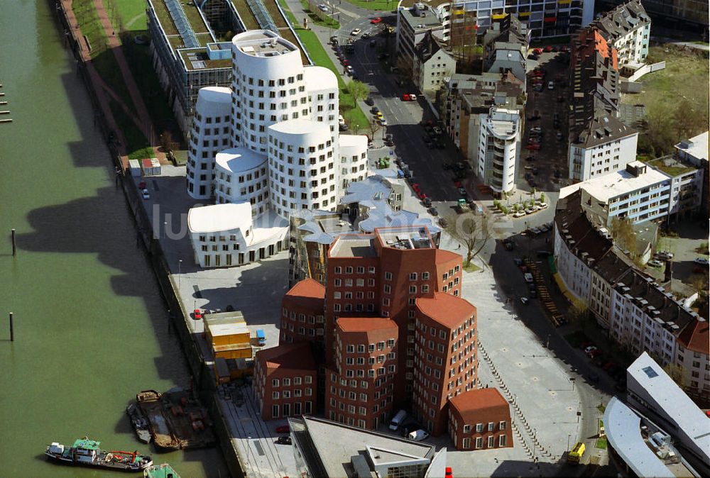 Düsseldorf von oben - Gehry Bauten am Medienhafen in Duesseldorf