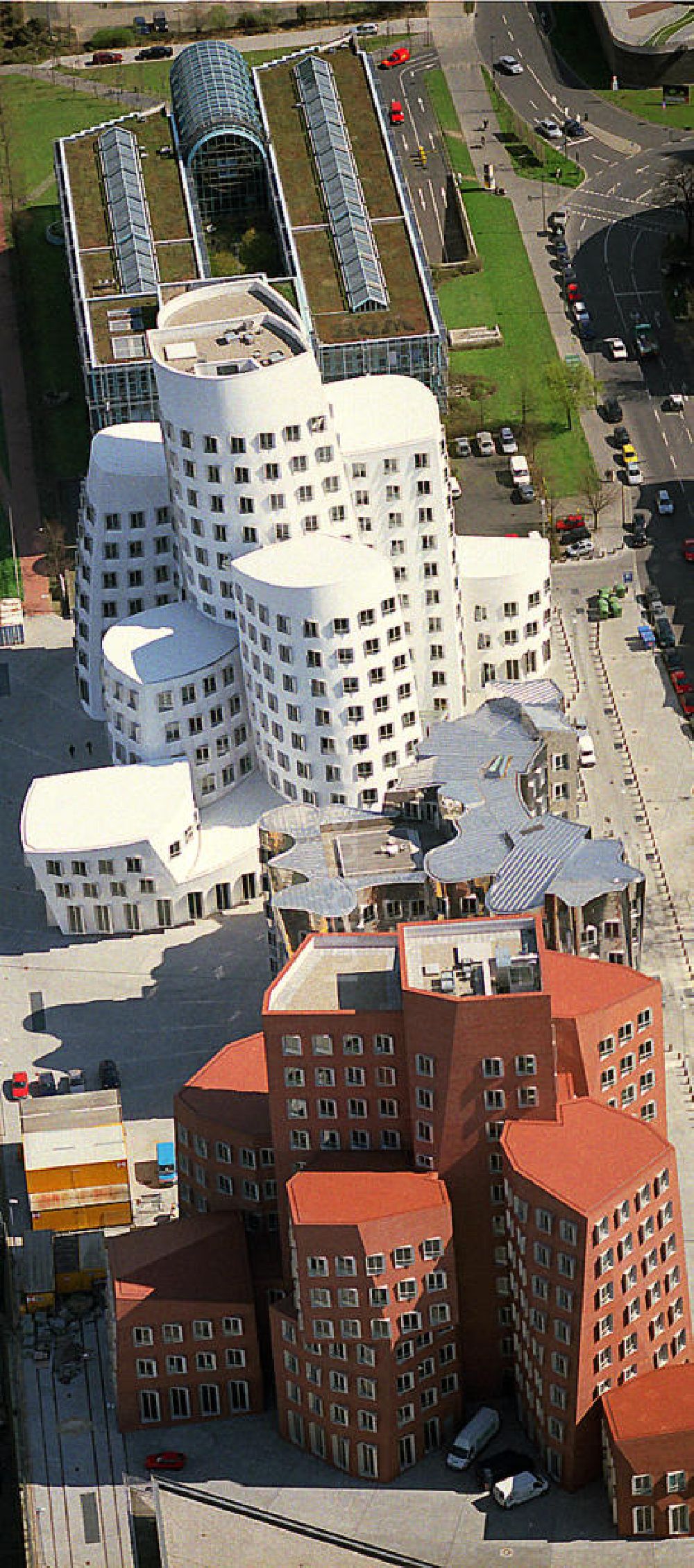 Düsseldorf aus der Vogelperspektive: Gehry Bauten am Medienhafen in Duesseldorf