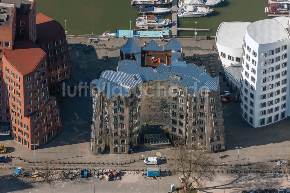 Düsseldorf aus der Vogelperspektive: Gehry Bauten am Ufer des Medienhafen in Duesseldorf