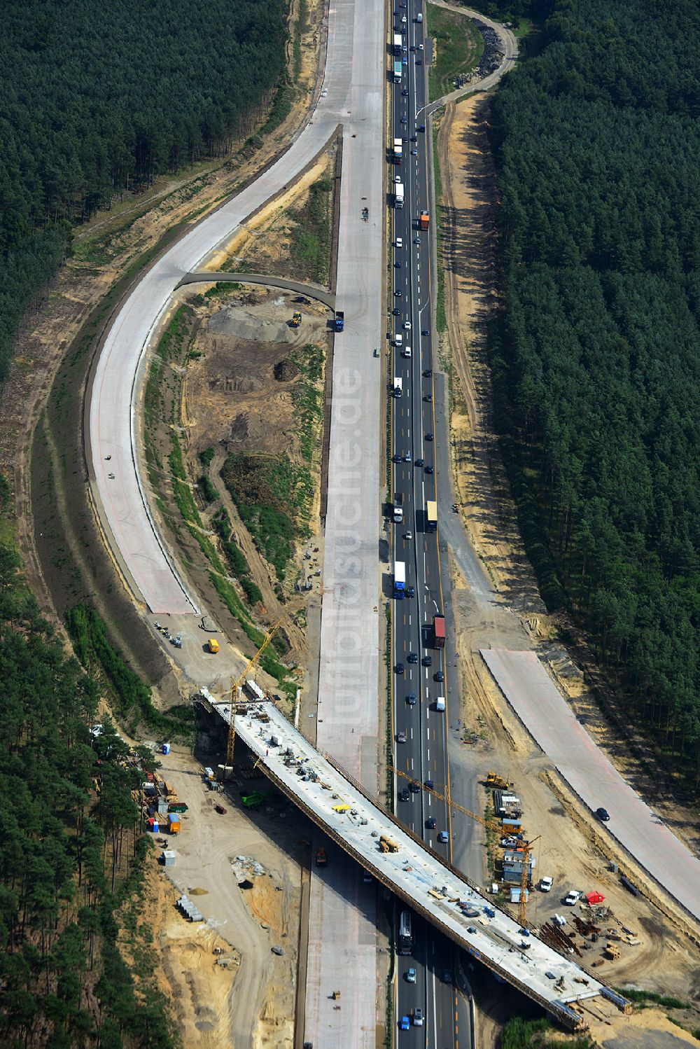 Luftbild Groß Ziethen - Gekrümmtes Brücken- Bauwerk 75 der Hentschke Bau GmbH auf der Baustelle zum Um- und Ausbau des Autobahndreieck AD Havelland im Bundesland Brandenburg