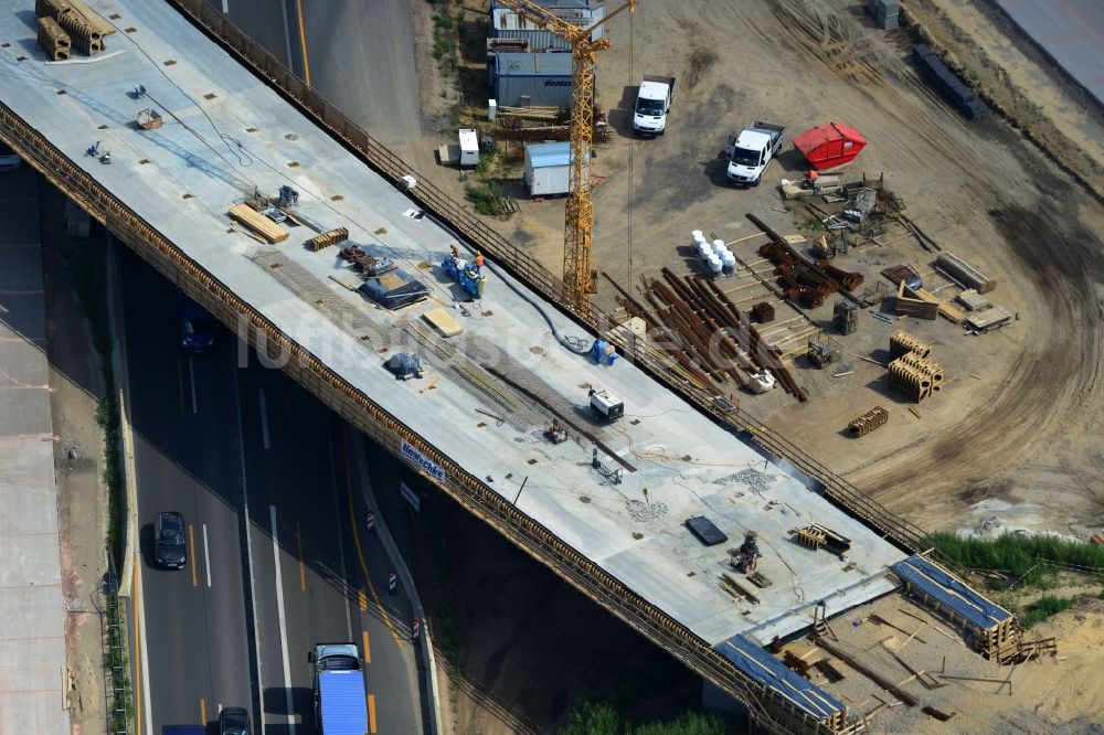 Luftaufnahme Groß Ziethen - Gekrümmtes Brücken- Bauwerk 75 der Hentschke Bau GmbH auf der Baustelle zum Um- und Ausbau des Autobahndreieck AD Havelland im Bundesland Brandenburg