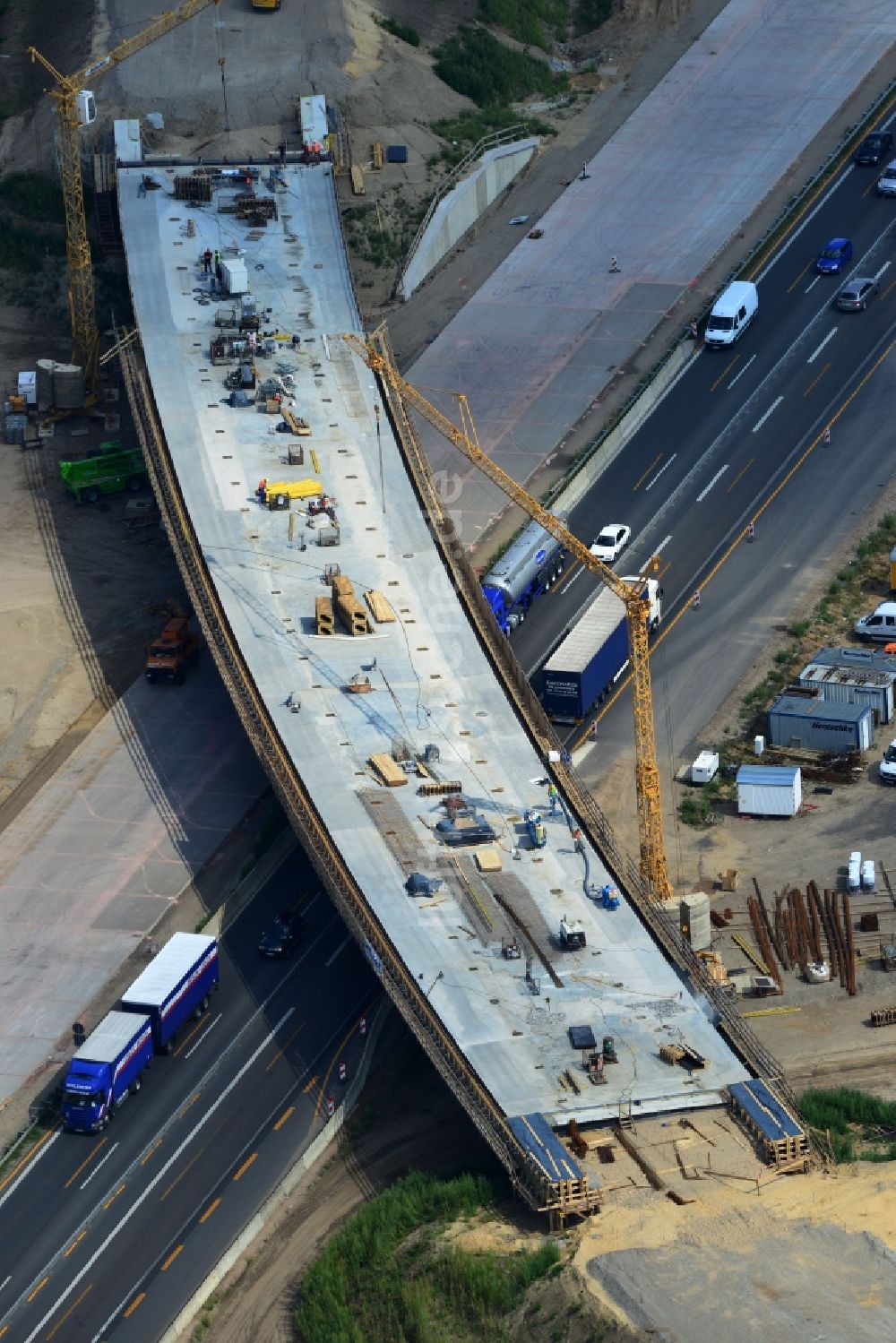 Groß Ziethen aus der Vogelperspektive: Gekrümmtes Brücken- Bauwerk 75 der Hentschke Bau GmbH auf der Baustelle zum Um- und Ausbau des Autobahndreieck AD Havelland im Bundesland Brandenburg