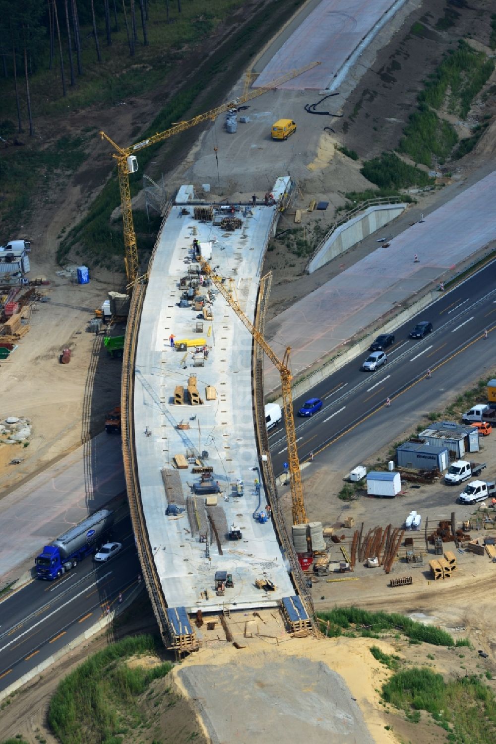 Luftbild Groß Ziethen - Gekrümmtes Brücken- Bauwerk 75 der Hentschke Bau GmbH auf der Baustelle zum Um- und Ausbau des Autobahndreieck AD Havelland im Bundesland Brandenburg