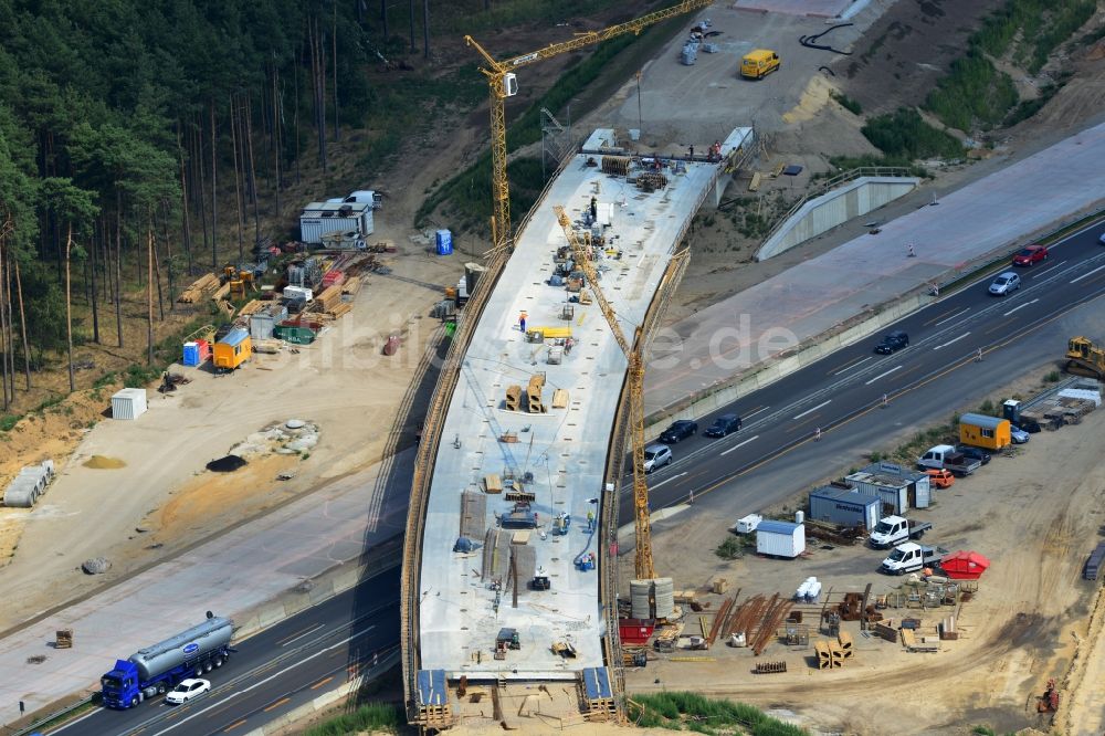 Luftaufnahme Groß Ziethen - Gekrümmtes Brücken- Bauwerk 75 der Hentschke Bau GmbH auf der Baustelle zum Um- und Ausbau des Autobahndreieck AD Havelland im Bundesland Brandenburg