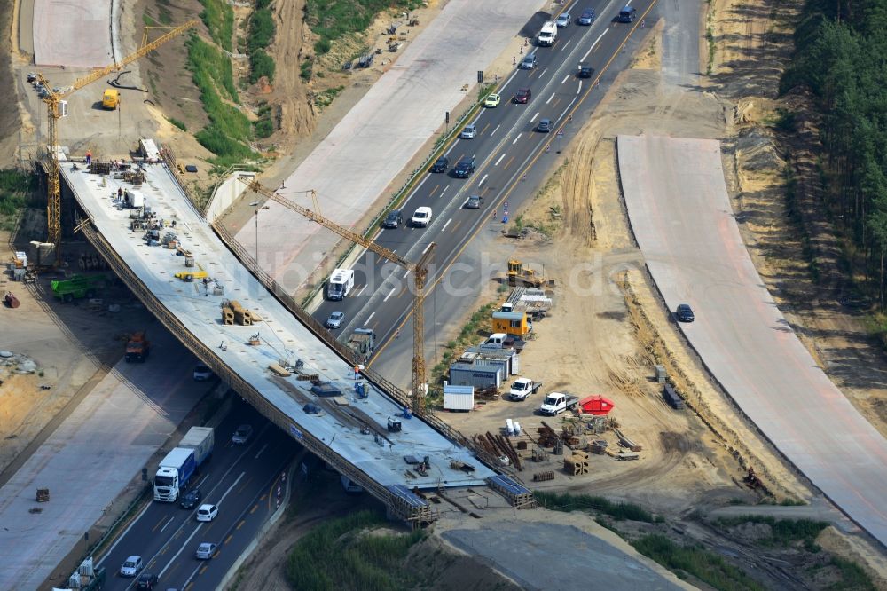 Groß Ziethen von oben - Gekrümmtes Brücken- Bauwerk 75 der Hentschke Bau GmbH auf der Baustelle zum Um- und Ausbau des Autobahndreieck AD Havelland im Bundesland Brandenburg