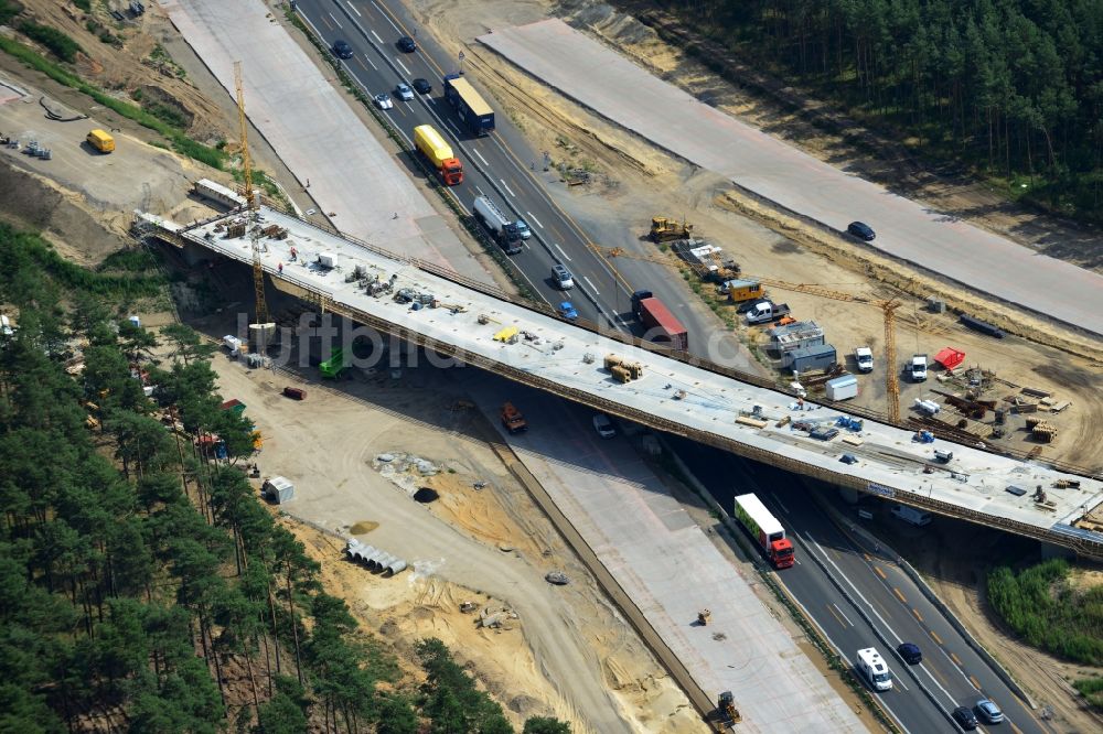 Groß Ziethen aus der Vogelperspektive: Gekrümmtes Brücken- Bauwerk 75 der Hentschke Bau GmbH auf der Baustelle zum Um- und Ausbau des Autobahndreieck AD Havelland im Bundesland Brandenburg