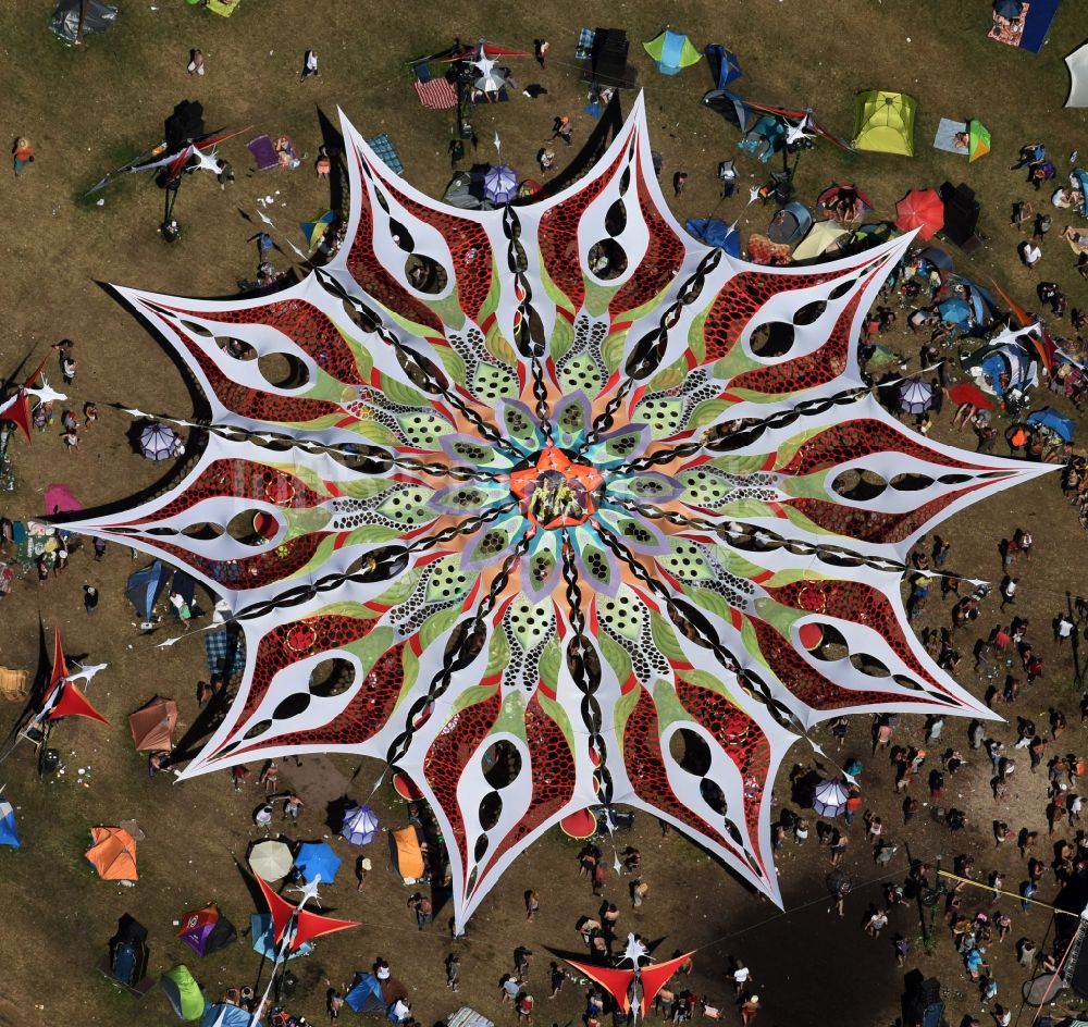 Eldena aus der Vogelperspektive: Gelände des Psychedelic Circus Festival  auf einer Wiese im Wald Musik- Festival