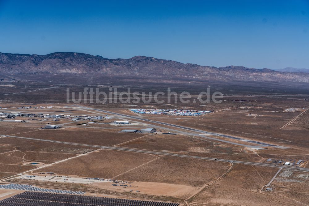 Mojave aus der Vogelperspektive: Gelande des Flughafen Mojave Air & Space Port in Mojave in Kalifornien, USA