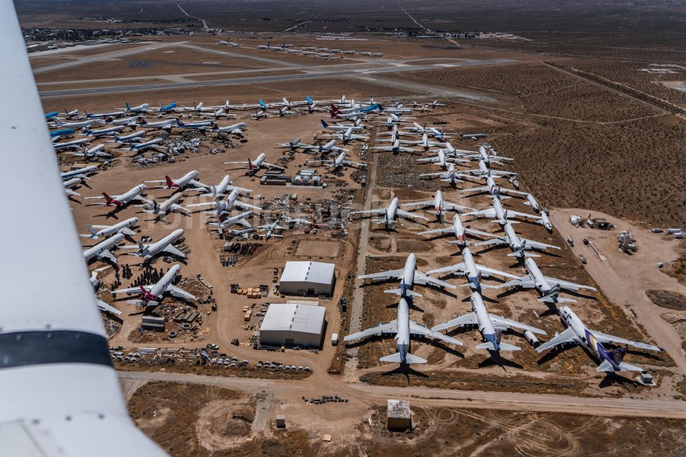 Mojave aus der Vogelperspektive: Gelande des Flughafen Mojave Air & Space Port in Mojave in Kalifornien, USA