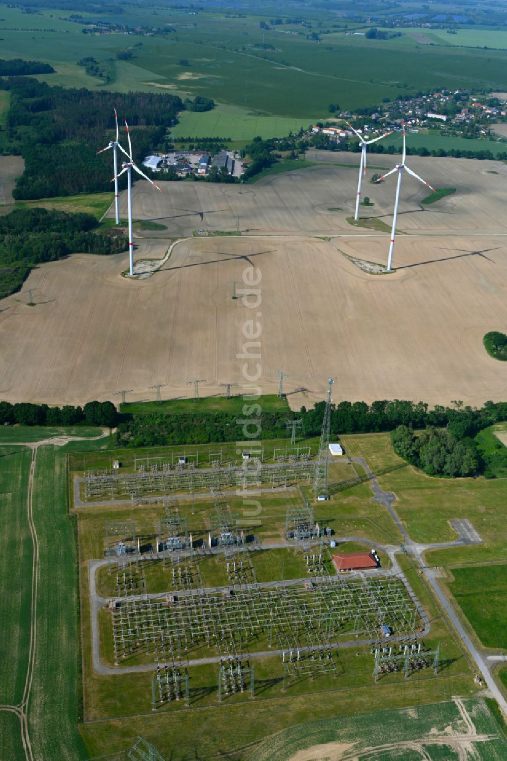 Luftaufnahme Siedenbrünzow - Gelande des Umspannwerkes auf einem Feld mit WEA Windradern in Siedenbrünzow im Bundesland Mecklenburg-Vorpommern, Deutschland