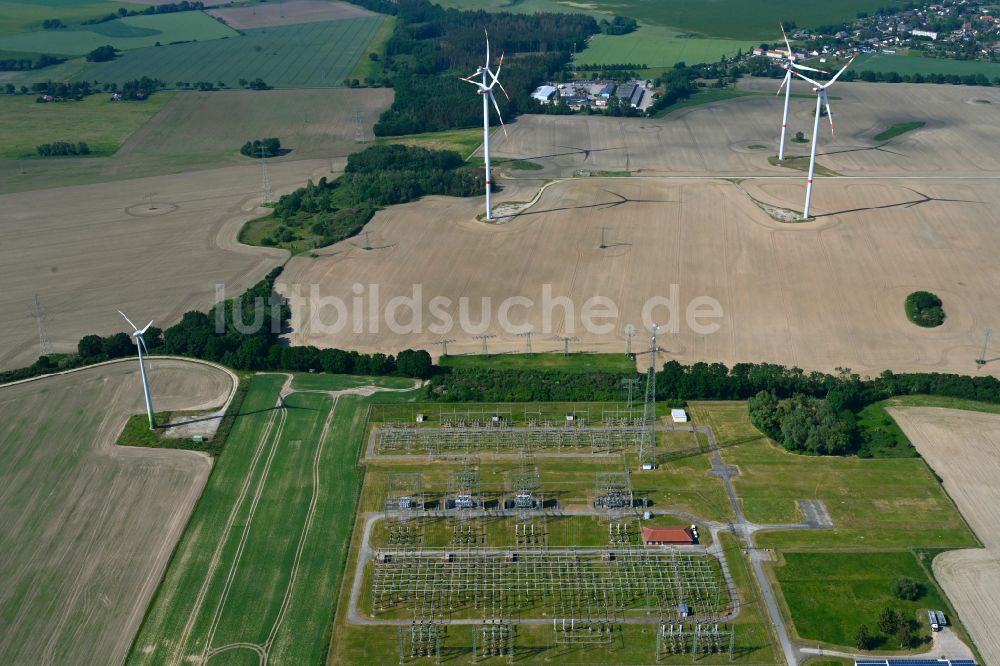 Siedenbrünzow aus der Vogelperspektive: Gelande des Umspannwerkes auf einem Feld mit WEA Windradern in Siedenbrünzow im Bundesland Mecklenburg-Vorpommern, Deutschland