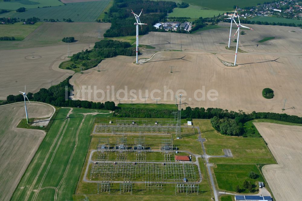 Luftbild Siedenbrünzow - Gelande des Umspannwerkes auf einem Feld mit WEA Windradern in Siedenbrünzow im Bundesland Mecklenburg-Vorpommern, Deutschland