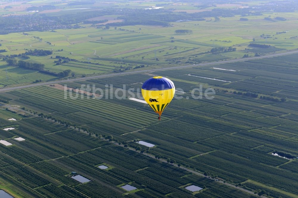 Luftaufnahme Jork - Gelb- blauer Heißluftballon in Fahrt über Jork im Bundesland Niedersachsen