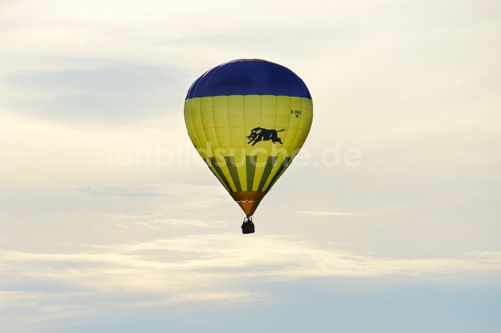 Jork von oben - Gelb- blauer Heißluftballon in Fahrt über Jork im Bundesland Niedersachsen