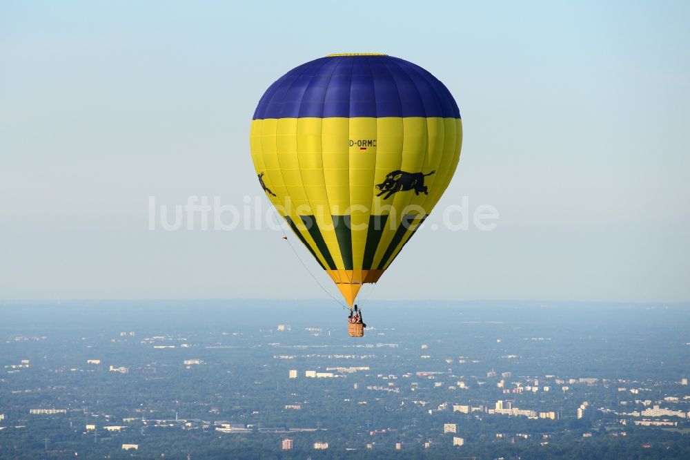 Jork aus der Vogelperspektive: Gelb- blauer Heißluftballon in Fahrt über Jork im Bundesland Niedersachsen