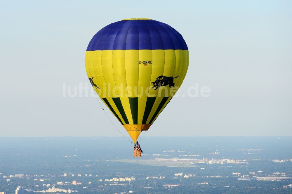 Jork von oben - Gelb- blauer Heißluftballon in Fahrt über Jork im Bundesland Niedersachsen