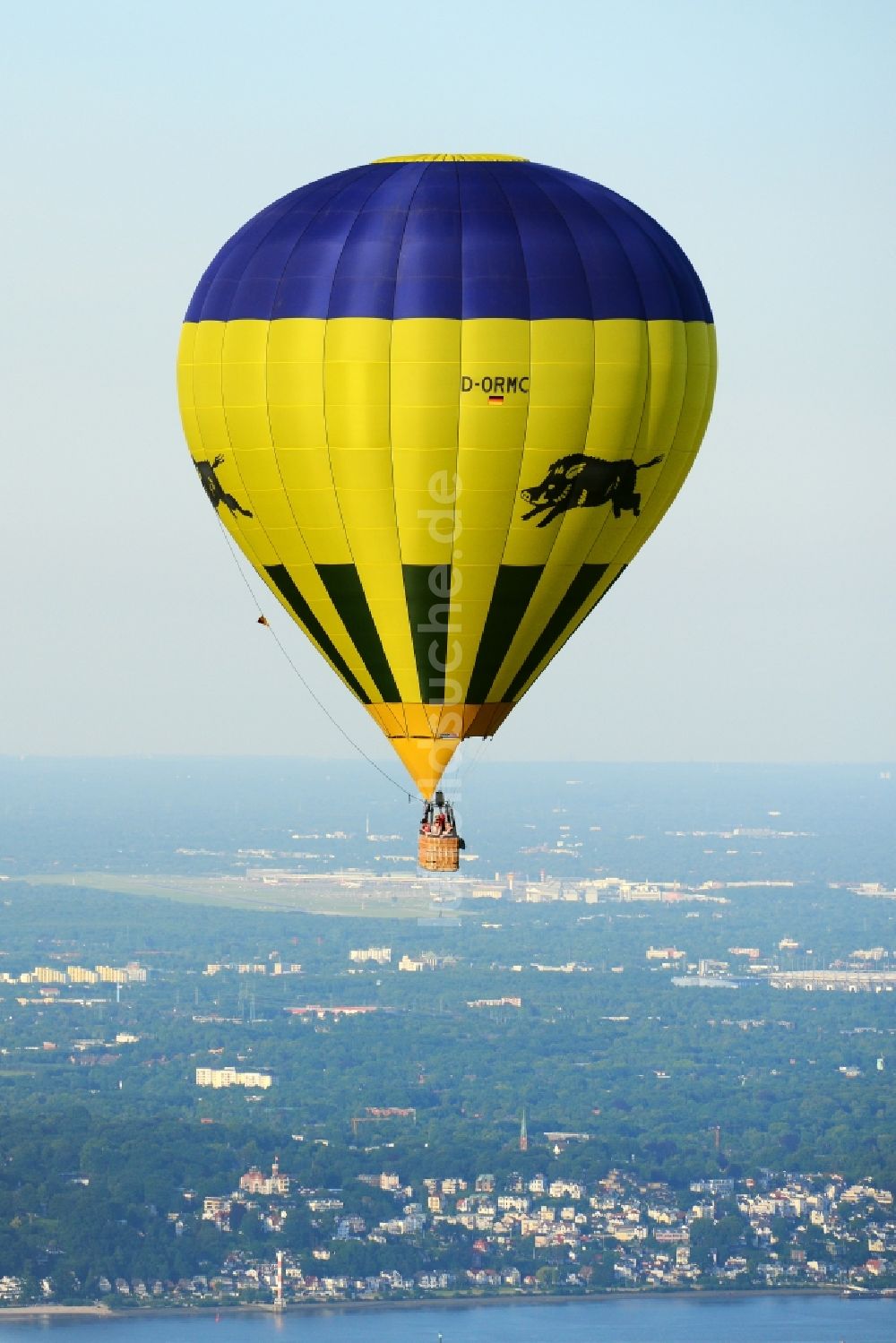 Jork aus der Vogelperspektive: Gelb- blauer Heißluftballon in Fahrt über Jork im Bundesland Niedersachsen