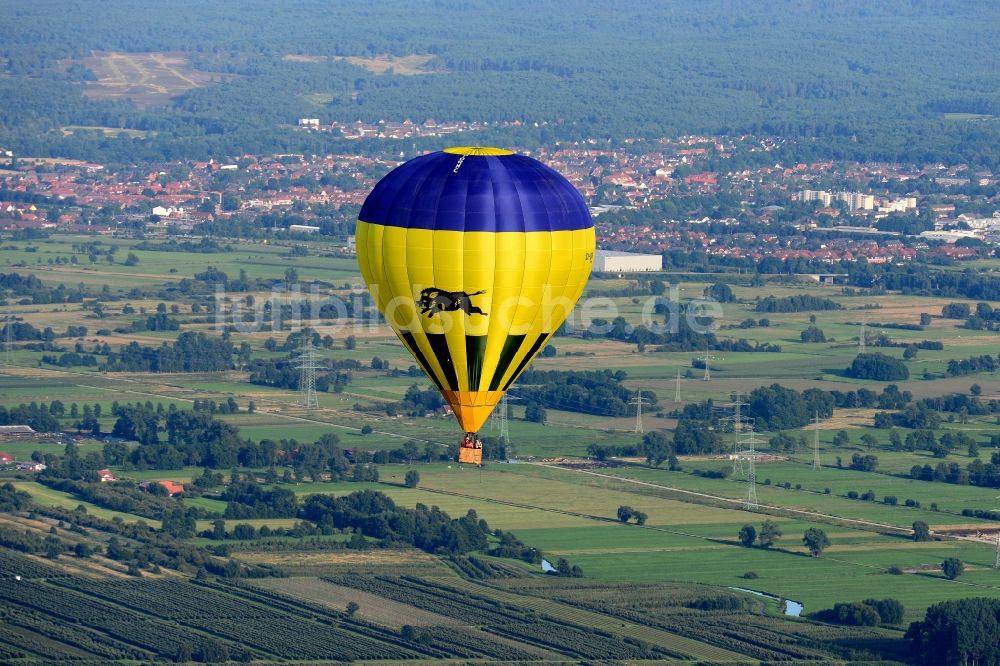 Luftbild Jork - Gelb- blauer Heißluftballon in Fahrt über Jork im Bundesland Niedersachsen