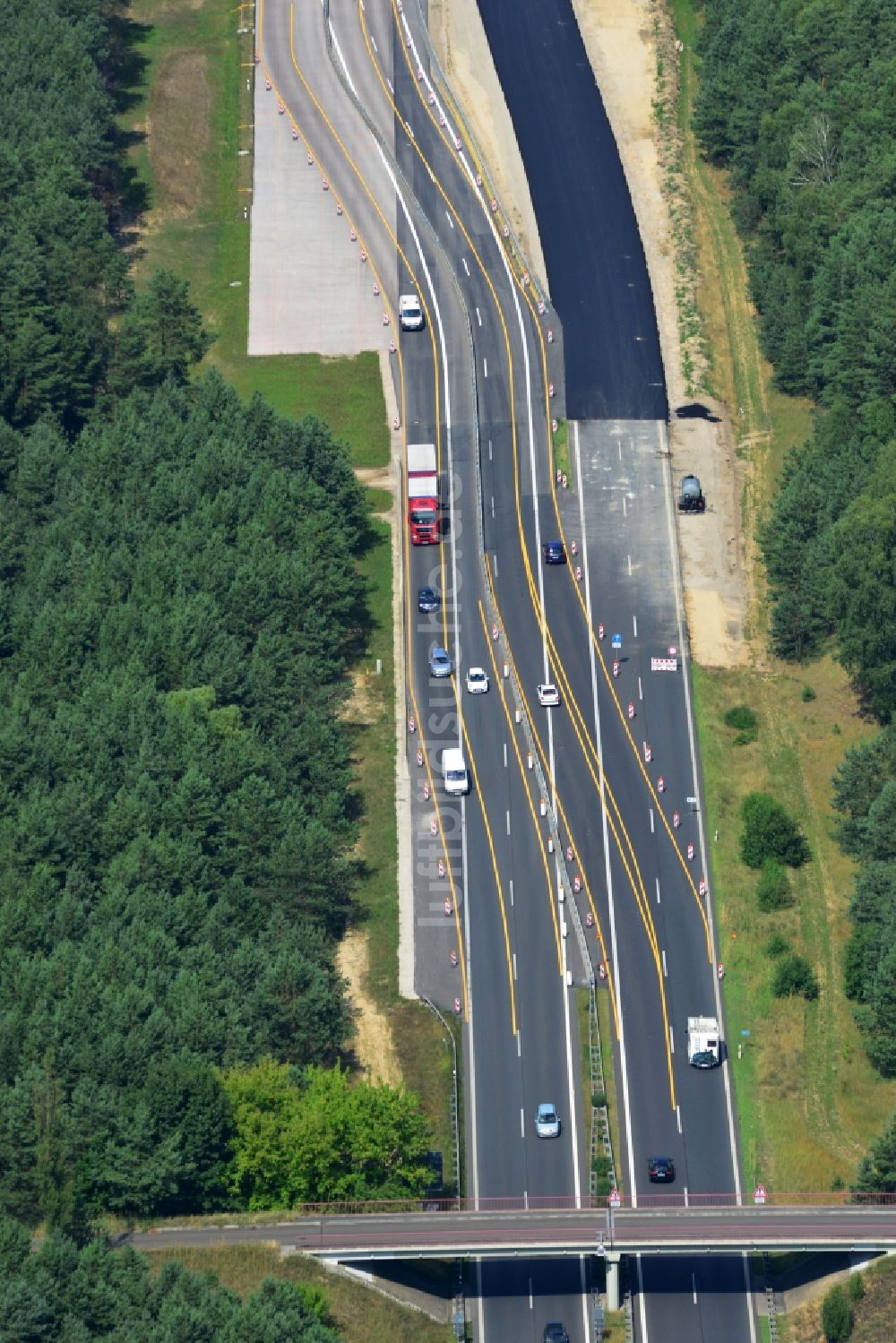 Luftaufnahme Groß Ziethen - Gelbe Fahrbahnmarkierung zur provisorischen Fahrspur - Umleitung auf der Baustelle zum Um- und Ausbau des Autobahndreieck AD Havelland im Bundesland Brandenburg