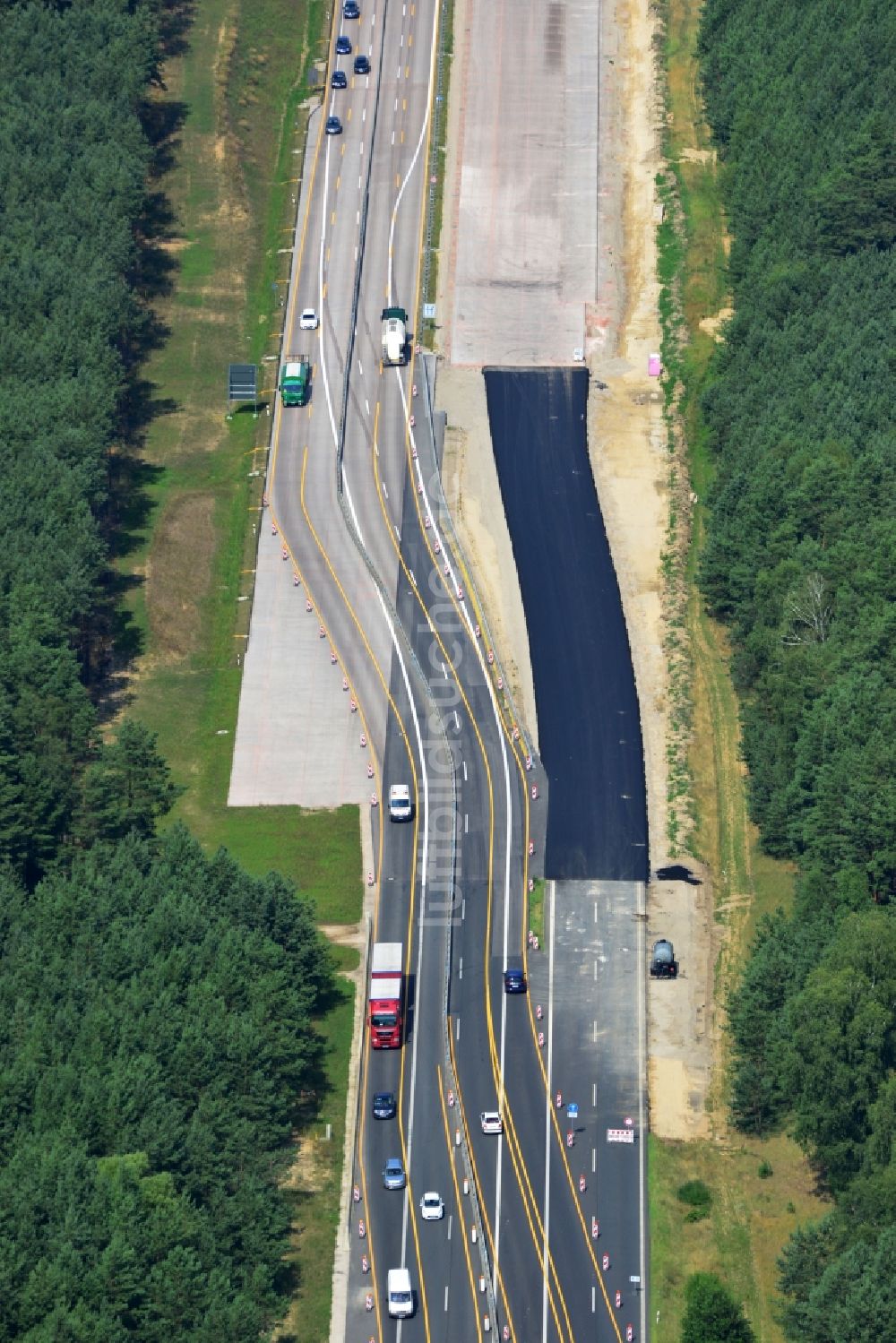 Groß Ziethen von oben - Gelbe Fahrbahnmarkierung zur provisorischen Fahrspur - Umleitung auf der Baustelle zum Um- und Ausbau des Autobahndreieck AD Havelland im Bundesland Brandenburg