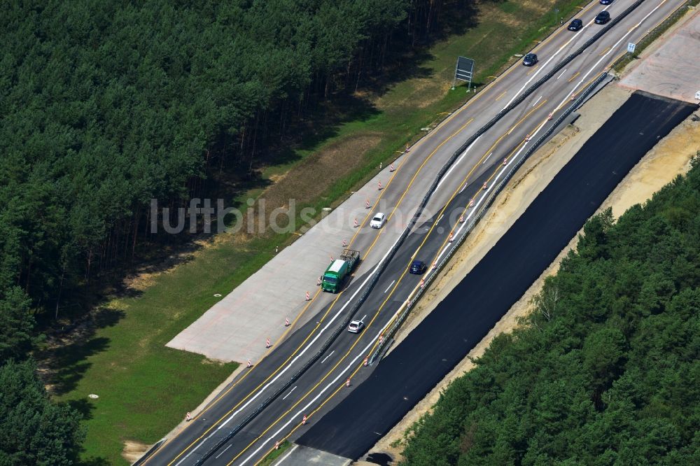 Groß Ziethen aus der Vogelperspektive: Gelbe Fahrbahnmarkierung zur provisorischen Fahrspur - Umleitung auf der Baustelle zum Um- und Ausbau des Autobahndreieck AD Havelland im Bundesland Brandenburg