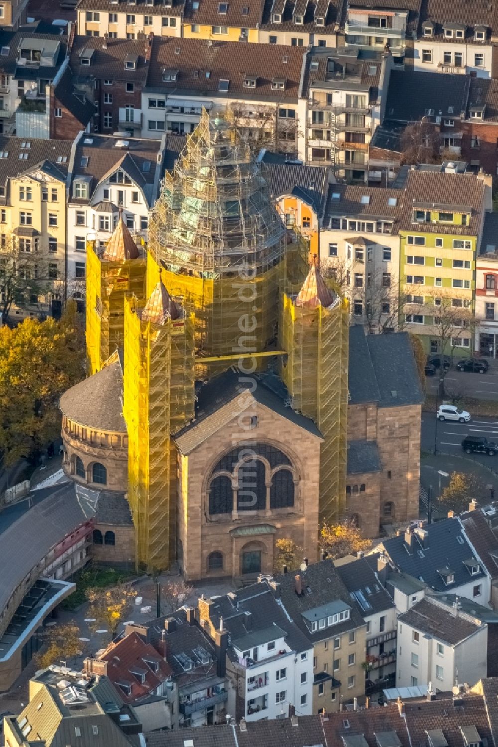 Düsseldorf aus der Vogelperspektive: Gelbe Fassaden- Einrüstung für Sanierungsarbeiten am Kirchengebäude der Kreuzkirche in Düsseldorf im Bundesland Nordrhein-Westfalen