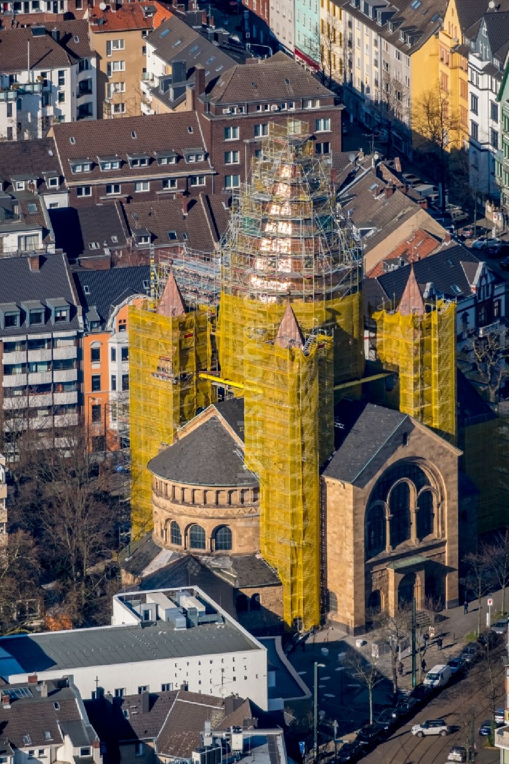 Luftbild Düsseldorf - Gelbe Fassaden- Einrüstung für Sanierungsarbeiten am Kirchengebäude der Kreuzkirche in Düsseldorf im Bundesland Nordrhein-Westfalen